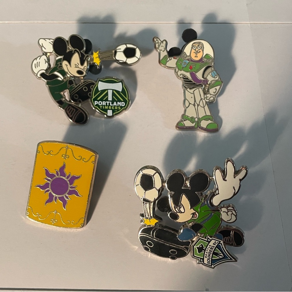 Disney pins